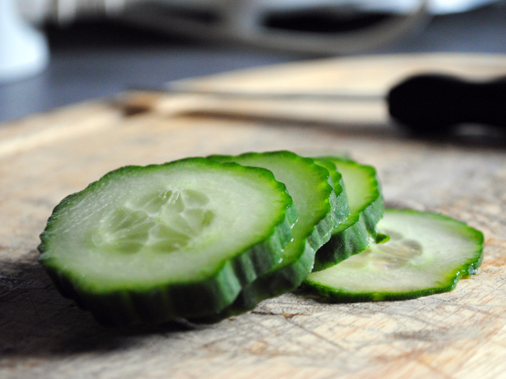 Dưa chuột chủ yếu là nước và chỉ chứa 16 calo trong mỗi khẩu phần. Phần hạt và vỏ chứa nhiều giá trị dinh dưỡng nhất vì chúng cung cấp cả chất xơ và beta-carotene (một dạng vitamin A) rất tốt cho mắt.