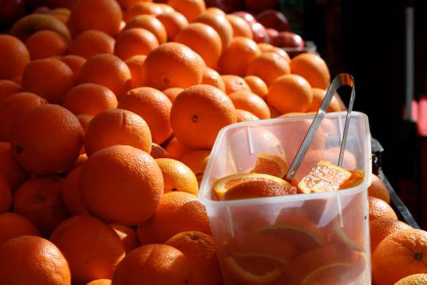 Cam hầu hết mọi người đều biết cam chứa nhiều vitamin C, nhưng các loại quả họ cam quýt cũng có nhiều lợi ích khác. Vitamin C là nguồn sản sinh collagen thiết yếu, cam còn giúp làn da tránh những tổn thương và trông dươi đẹp hơn. Phần cùi trắng của cam chứa nhiều chất xơ, giúp hạ cholesterol và huyết áp.