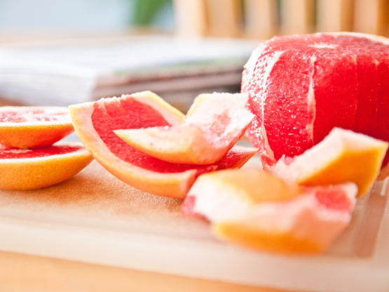 Quả bưởi - Các nghiên cứu cho thấy, thêm bưởi vào thực đơn sẽ giúp bạn giảm cân hiệu quả. Đó là vì bưởi giàu chất xơ, có thể kiềm chế cơn đói bằng cách cân bằng huyết áo và giúp bạn cảm thấy no lâu hơn. Mỗi quả bưởi chỉ cung cấp khoảng 100 calo. Ngoài ra vitamin C trong trái bưởi còn giúp giảm đáng kể các vấn đề sức khỏe như thư, bệnh tim mạch.