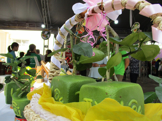  Bưởi da xanh tạo hình vuông vức, khắc chữ "Tài", "Lộc" có giá đến 1,9 triệu đồng/cặp vẫn đắt hàng. Ảnh: Người lao động.