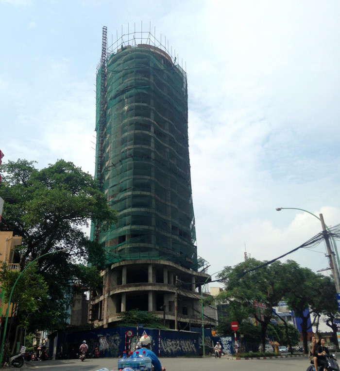 Theo tìm hiểu, công trình trình được khởi công xây dựng vào tháng 11/2010, với 16 tầng nổi, 3 tầng hầm. Dự án do Tổng công ty Đầu tư và phát triển nhà Hà Nội (HANDICO) làm nhà thầu thi công xây lắp. Tuy nhiên, sau khi thi công xong 16 tầng phần nổi, công trình đã dừng hoạt động và “đắp chiếu” từ đó đến nay.