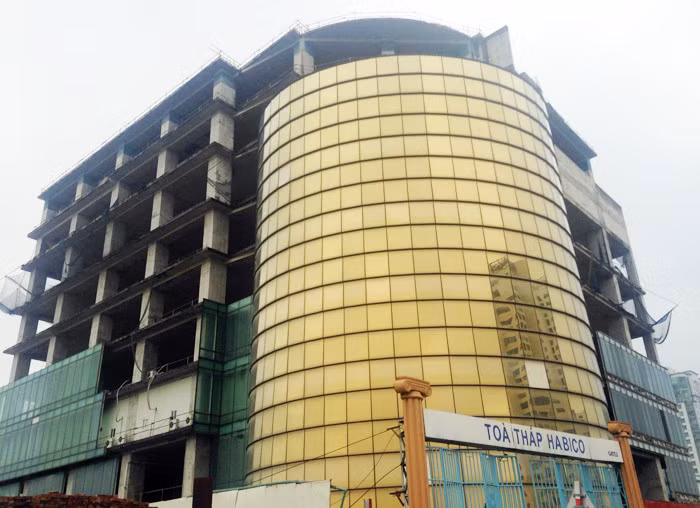 Toàn bộ dự án vẫn đang bị bỏ hoang, công trường không có hoạt động thi công. Các thiết bị thi công hầu như không còn hoặc không hoạt động.