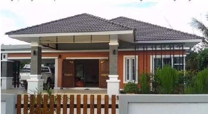 Các chi tiết trang trí đơn giản nhưng mang lại hiệu quả thị giác cao cho ngôi nhà mái thái. Ảnh: Katahome.