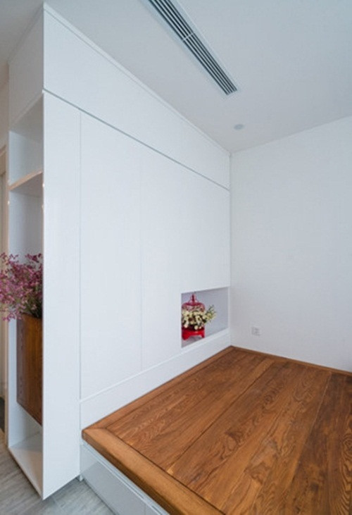 Phòng ngủ không sử dụng giường truyền thống. Thay vào đó là tấm phản, bên dưới có ngăn kéo để lưu trữ đồ. Ảnh: Khám phá.