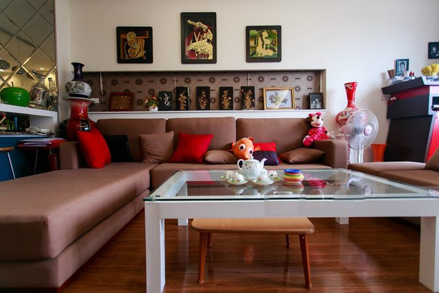 Trong phòng khách, Mai Phương Thúy trang trí với nhiều thú bông và khung tranh vẽ nghệ thuật. Ảnh: Webtretho.