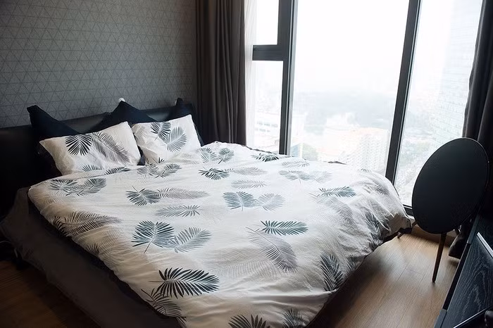 Phòng ngủ đơn giản với gam màu tối và có view nhìn ra công viên. Ảnh: Tiền phong.