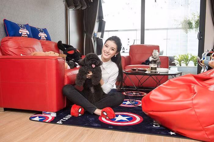 Trong phòng khách, Huyền My sử dụng bộ sofa màu đỏ trẻ trung. Ảnh: Tiền phong.