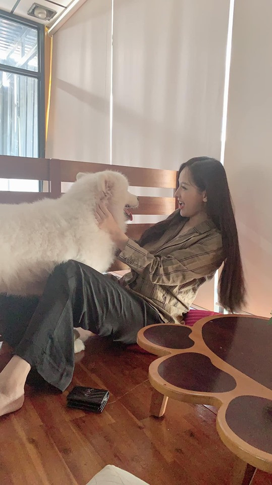 Theo tiết lộ, Mai Phương Thúy coi làm việc là một dạng hưởng thụ và đi chơi mới là hành xác. Người đẹp còn cảm thấy mệt khi nghĩ đến việc tiêu tiền.