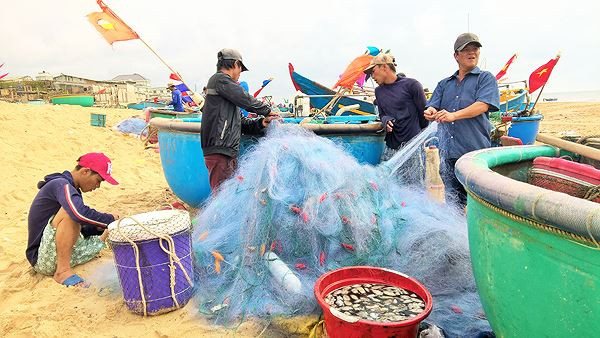 Trung bình mỗi thuyền thu được từ 3-5 triệu đồng trong ngày mùng 4 Tết. Ảnh: Tiền phong.