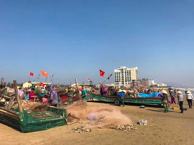 Theo thông lệ, sau những ngày đón Tết Nguyên đán, ngư dân huyện Hoằng Hóa (tỉnh Thanh Hóa) lại nô nức ra khơi, đánh bắt cá. Ảnh: Dân Việt.