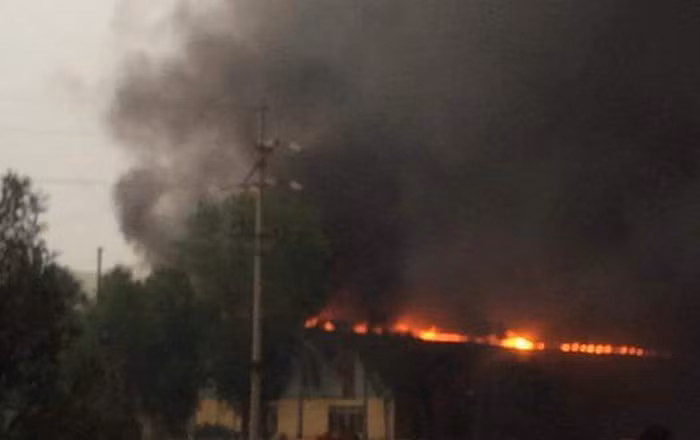 Năm 2016, CTCP Viglacera Thăng Long (TLT) cũng xảy ra sự cố cháy 8.500 m2 mái nhà xưởng và phân xưởng sản xuất phải tạm dừng hoạt động trong vòng 10 – 15 ngày để khắc phục. Ảnh: Infonet.