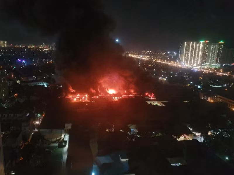 Hiện chưa có thống kê về mức độ thiệt hại của vụ hỏa hoạn nhưng chắc hẳn biến cố này sẽ ảnh hưởng phần nào tới hoạt động sản xuất kinh doanh của công ty. Ảnh: Facebook.