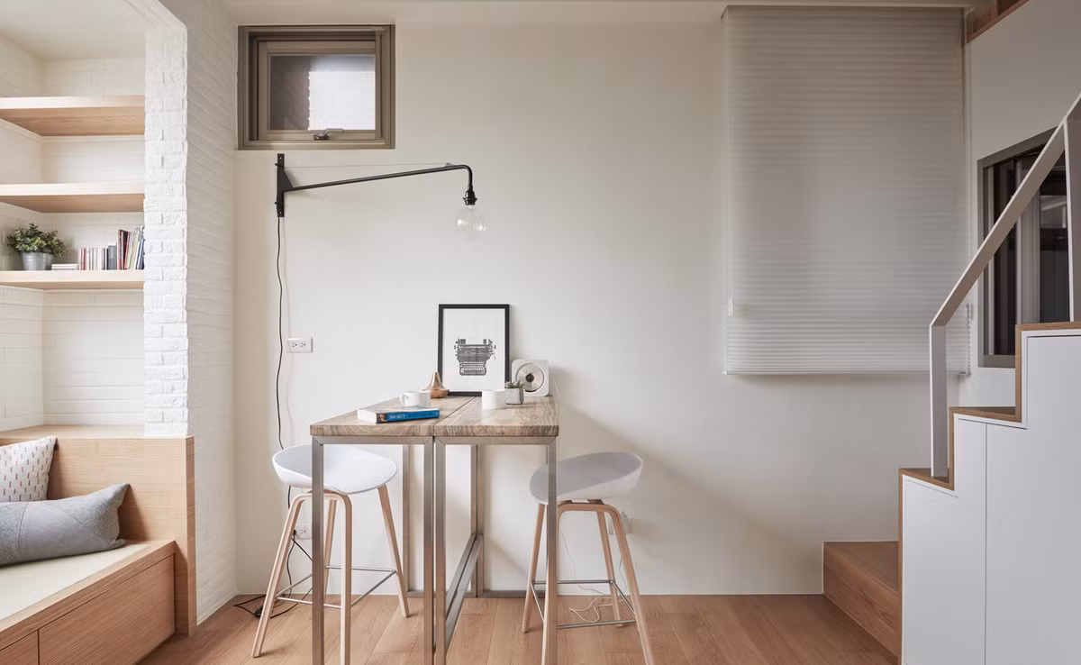 Bàn làm việc có thể chuyển thành bàn ăn.