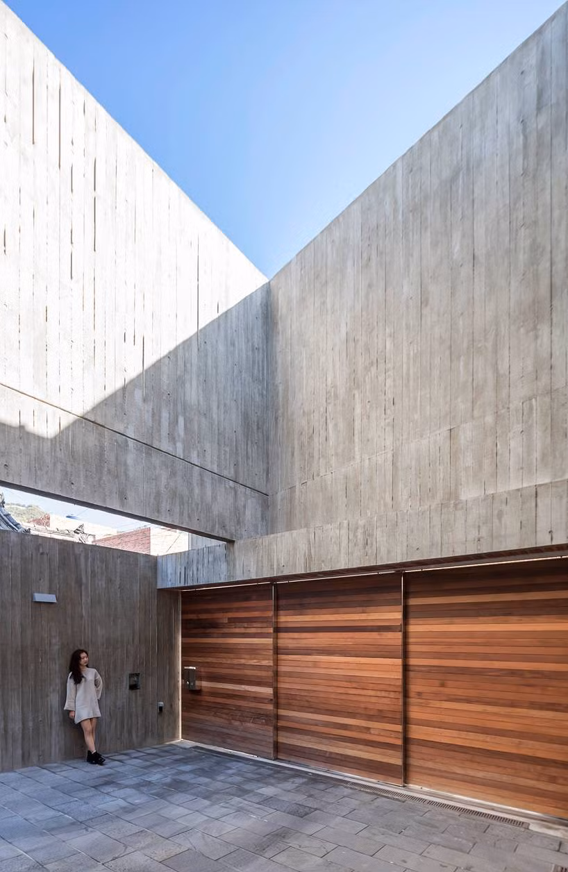 Đằng sau bức tường đồ sộ là cả một khoảng thở với sân nhà ngập tràn ánh sáng tự nhiên.