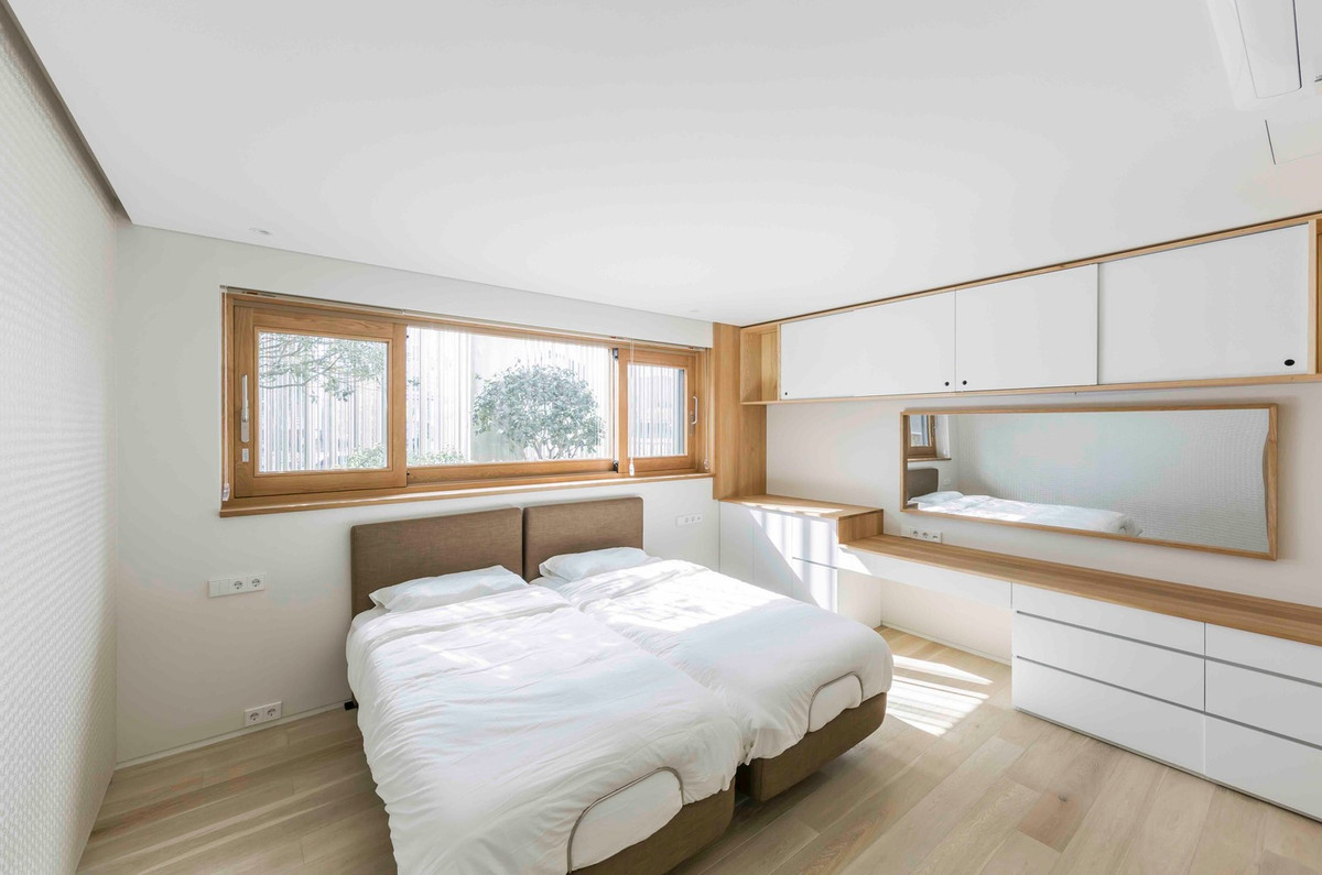 Gam màu trắng chủ đạo khiến không gian phòng ngủ càng thêm rộng rãi.