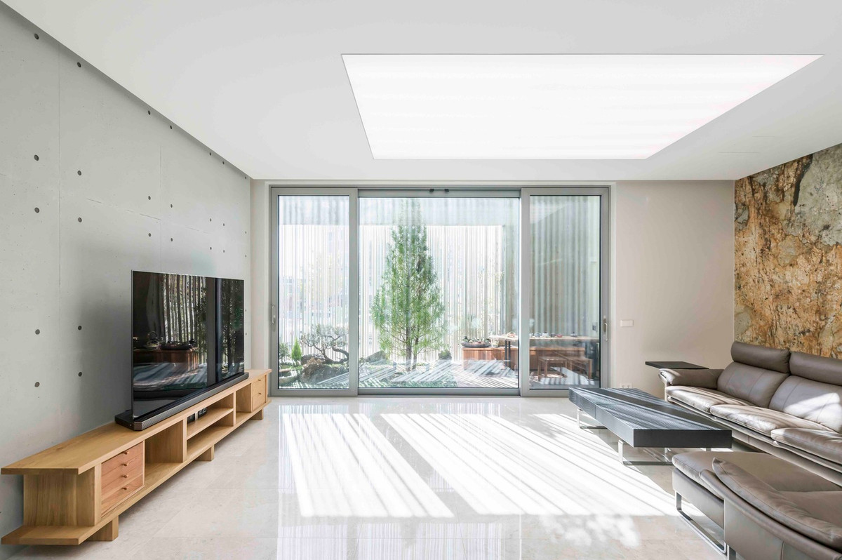  Giếng trời đặt giữa nhà như một khoảng thông gió cho các tầng.