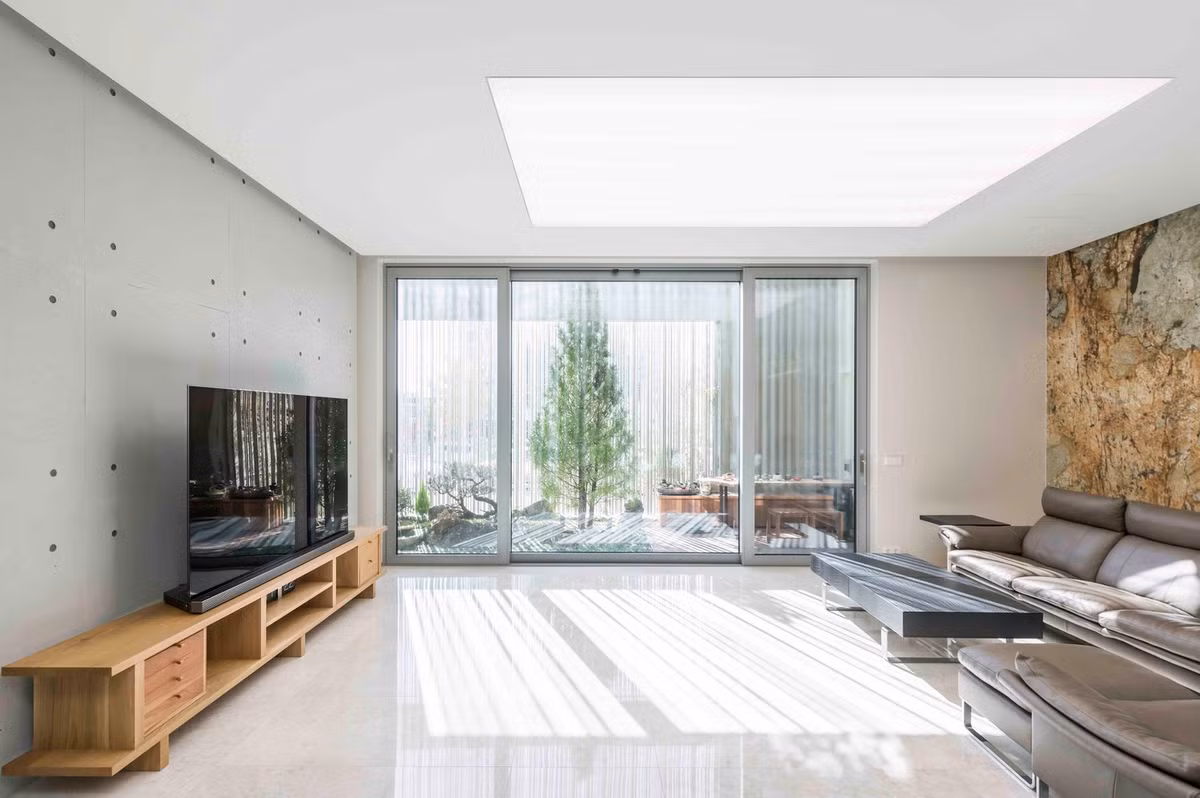  Giếng trời đặt giữa nhà như một khoảng thông gió cho các tầng.