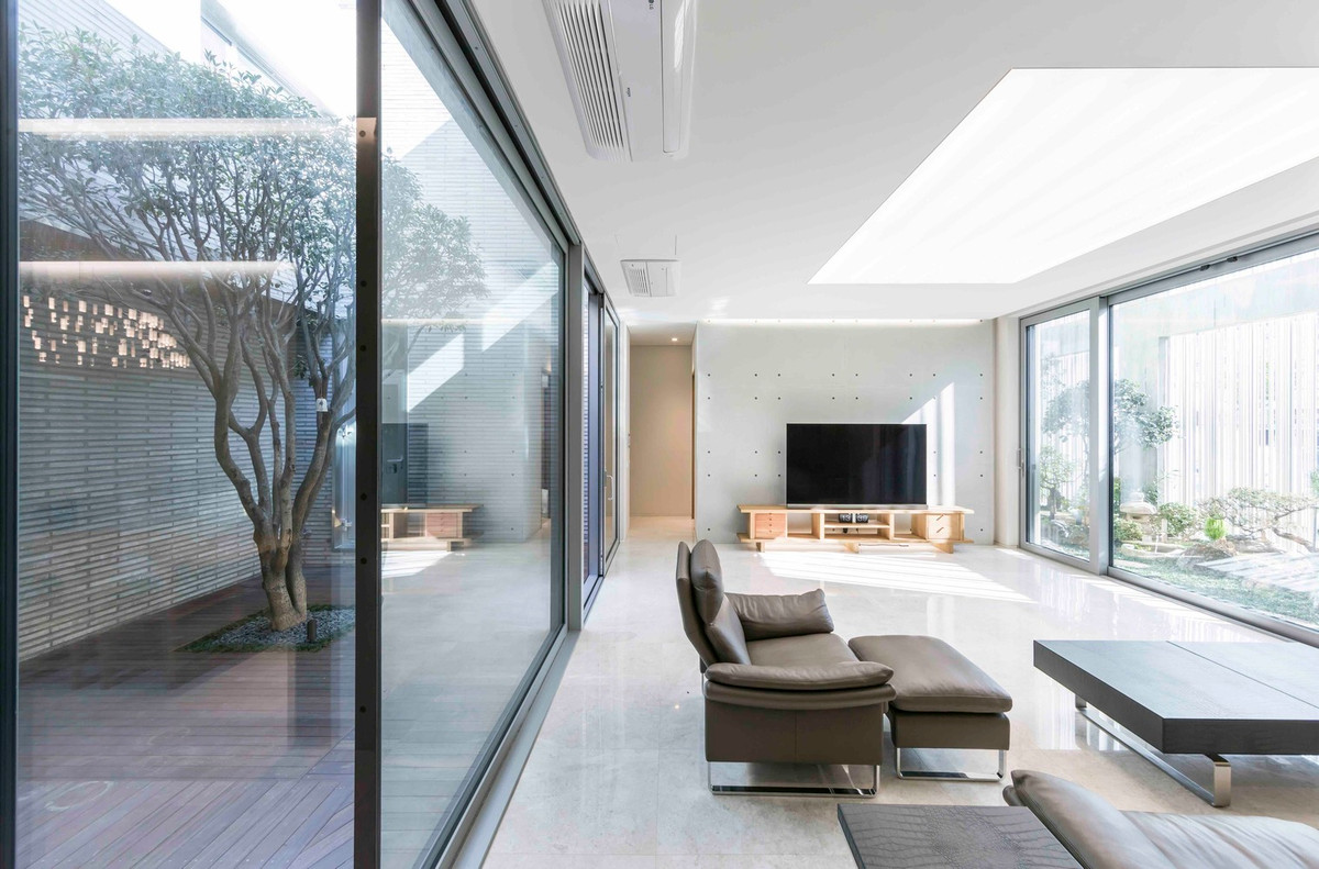 Phòng khách thoáng đãng, lấy ánh sáng tối đa.