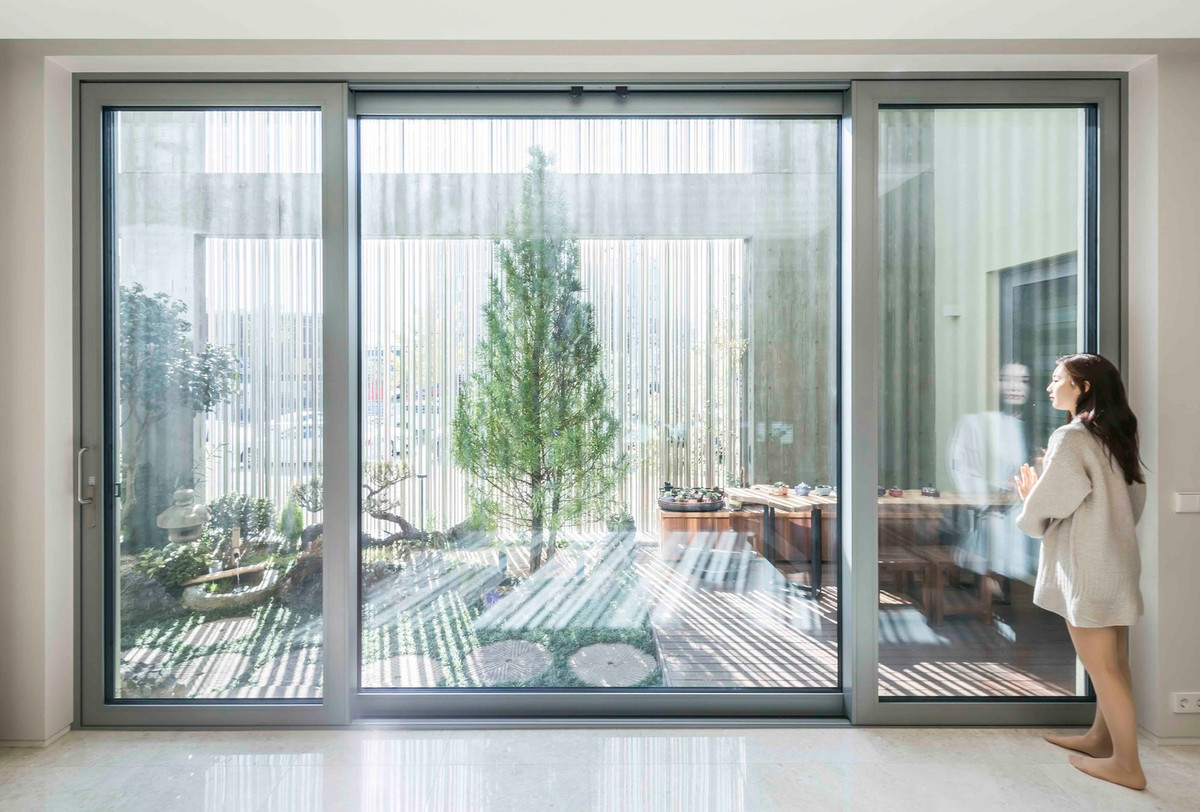 Không chỉ có vậy, "khu rừng thép" còn mang đến hiệu ứng ánh sáng tuyệt đẹp vào các thời điểm khác nhau trong ngày.