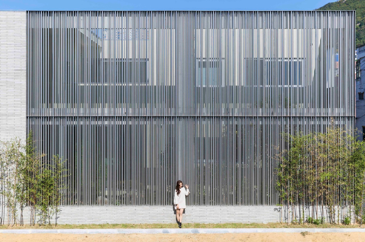 Để giữ không gian riêng và tạo điểm nhấn, căn nhà lấy ý tưởng về một "khu rừng thép" ở bên hông.