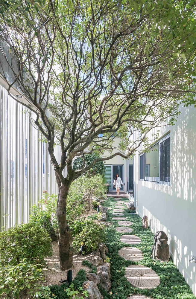 Tường lưới thép này cho phép ánh sáng đi qua đồng thời mở ra những khoảng thở cho khu vườn bên trong.