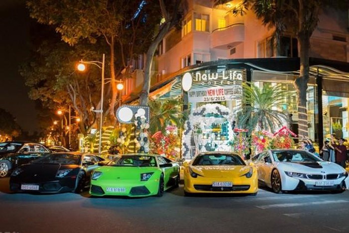 Phương Thúy sinh năm 1982, chủ một quán cà phê lớn quận 7, TP HCM. Ngoài ra, Phương Thúy còn nắm giữ 3,44% cổ phần trong công ty Nhựa Long Thành.