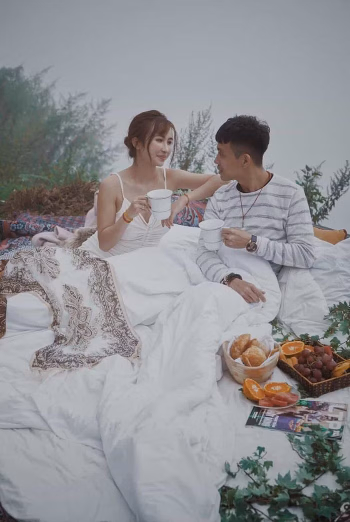 Minh Nhựa gọi Mina là "người vợ thân yêu nhất" và bù đắp những tổn thương vợ 2 phải chịu bằng cách đưa vợ đi du lịch nhiều nơi, mua sắm đồ hiệu đắt đỏ.