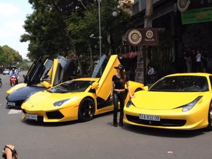 Giống như đại gia Minh Nhựa, Phương Thúy có niềm đam mê siêu xe. Cô sở hữu trong tay 3 xế sang: Ferrari 458 Italia màu vàng, Lamborghini Murcielago LP640 xanh cốm và LP670-4 SV đen.