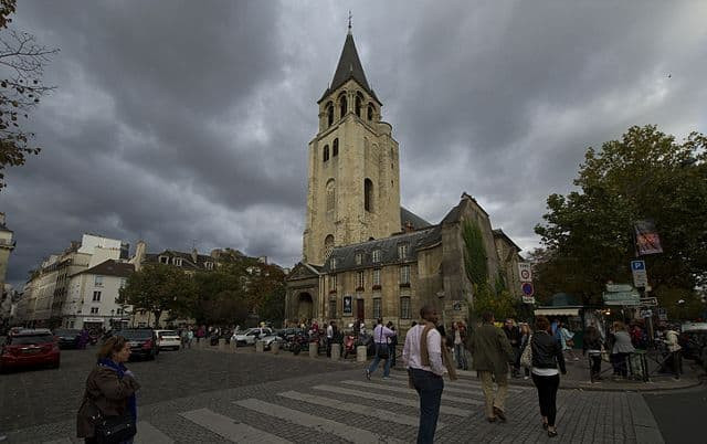 Ngoài các quán cà phê nổi tiếng, khu phố cổ Saint-Germain-des-Prés còn có một nhà thờ tuyệt đẹp Église de Saint Germain des Prés. Ảnh: Discoverwalks.