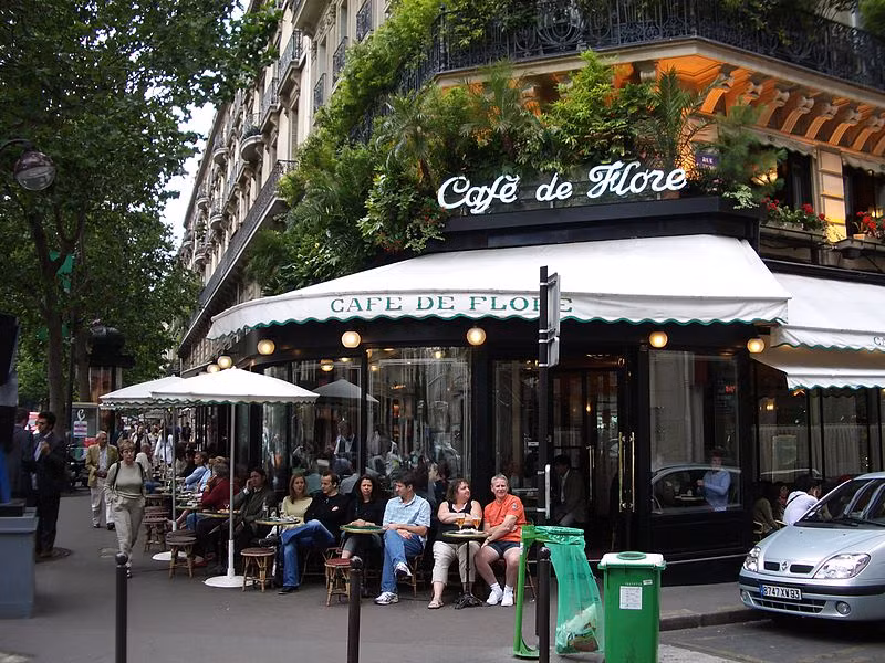 Café de Flore mở cửa vào năm 1887 và sớm thu hút được đội ngũ trí thức thời đó. Ảnh: TripAdvisor.
