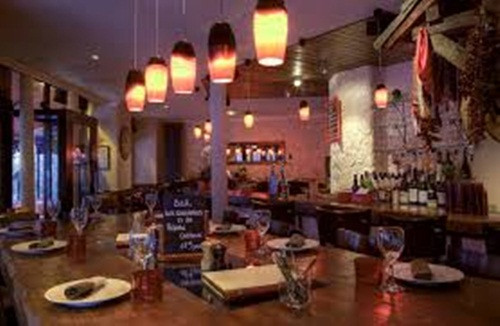 Có vô số quán bia và nhà hàng trên khắp đường phố Saint Germain des Prés. Ảnh: Time Out.