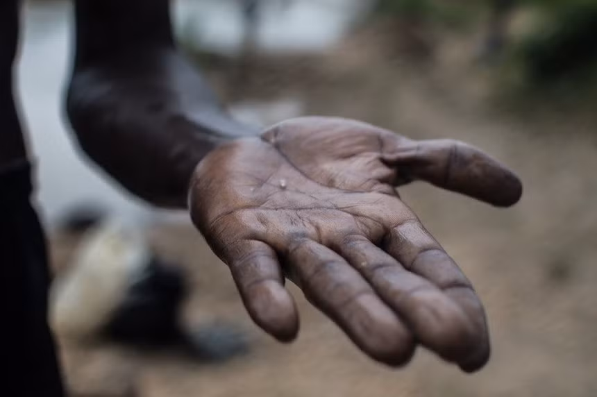 Khi máng đầy, họ đãi bùn để tìm kim cương.