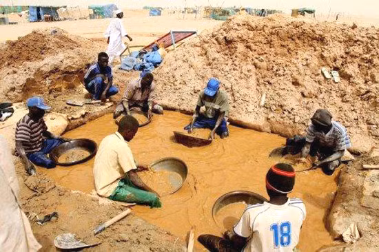 Tuy nhiên, đôi khi cả tháng họ không tìm được viên kim cương nào.