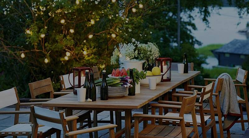 Sân vườn sẽ ấn tượng và nổi bật hơn với các loại đèn như đèn lồng, dây đèn led nhấp nháy, thậm chí là đèn chùm...