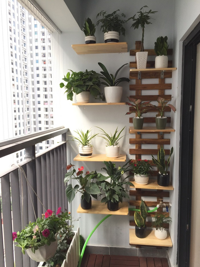 Các đồ dùng không hợp lý được gom trong kệ nhỏ sẽ giúp mọi thứ ngăn nắp hơn.