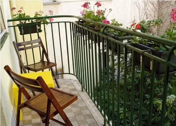 Nội thất nhỏ gọn giúp ban công, sân vườn trông rộng rãi hơn.