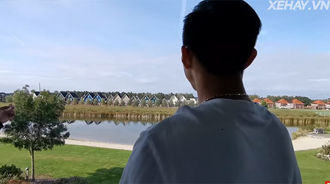 Từ phòng của Văn Hậu có thể nhìn ra hồ và những căn nhà liền kề. Ảnh: Xehay.vn