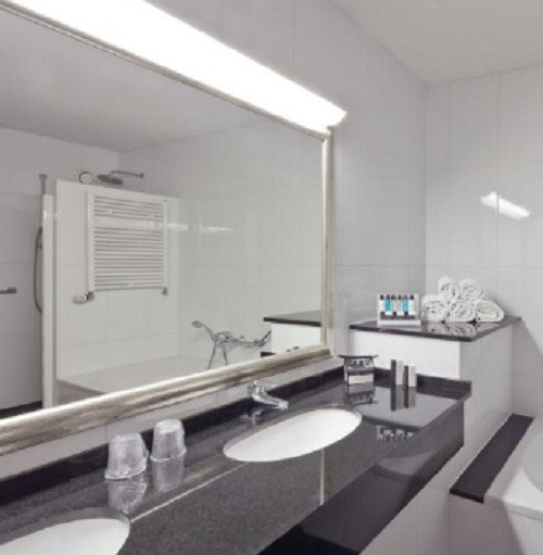 Phòng tắm với nội thất hiện đại. Ảnh: Traveloka.