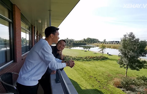 Từ ban công có thể nhìn thấy sân vườn và hồ nước với bầu không khí trong lành. Ảnh: Xehay.