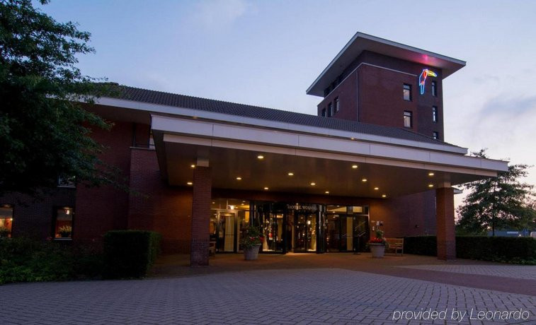 Đây là khách sạn 4 sao, cách sân Abe Lenstra Boulevard (sân nhà của Heerenveen) khoảng 12km. Ảnh: HotelsCombined.