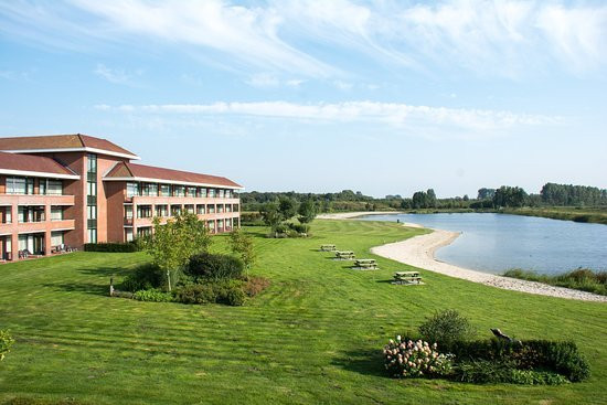  Khách sạn Đoàn Văn Hậu nghỉ tại Hà Lan có sân vườn và hồ nước rất thoáng mát. Ảnh: Kayak.