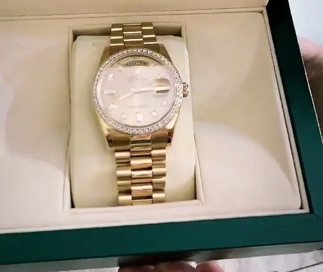 Chiếc đồng hồ Rolex Oyster Perpetual Day Date có giá 800 triệu đồng mới tậu của nam ca sĩ. Ảnh: Tinmoi.