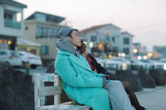 Bên cạnh đó, Sơn Tùng M-TP còn có nguồn thu nhập "khủng" khác từ những MV ca nhạc. Chính sách được Youtube áp dụng tại Việt Nam tính 0,3 USD cho mỗi 1000 lượt xem, với con số này, giọng ca sinh năm 1994 đã "hái ra tiền" từ những MV có lượt xem "khủng". Ảnh: Youtube.