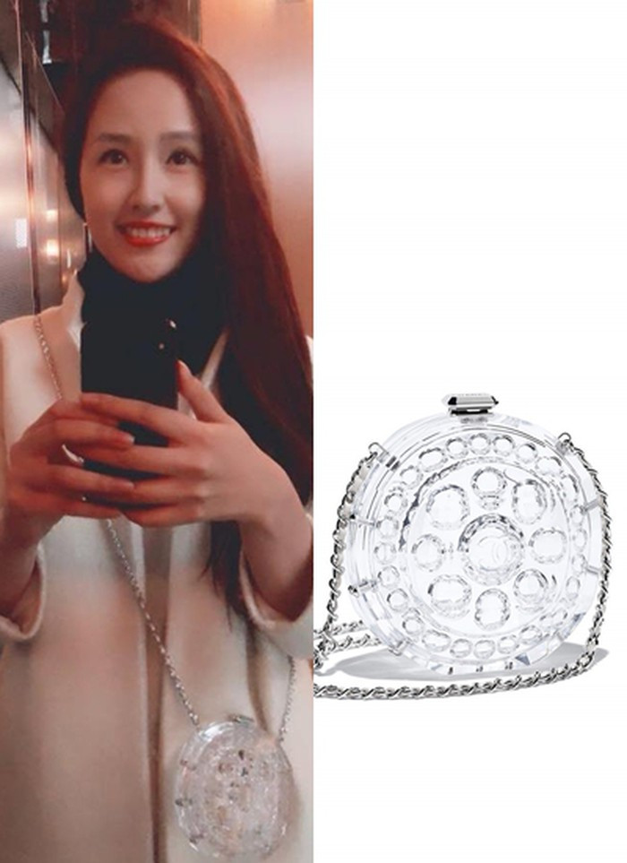 Túi Chanel dây xích, vỏ nhựa resin mà cô sở hữu trị giá khoảng 300 triệu đồng.