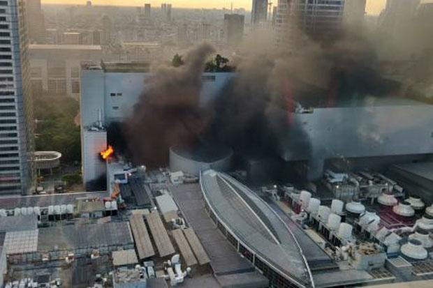 Chay lon tai trung tam mua sam Thai Lan, co nguoi lao tu tang 8 xuong