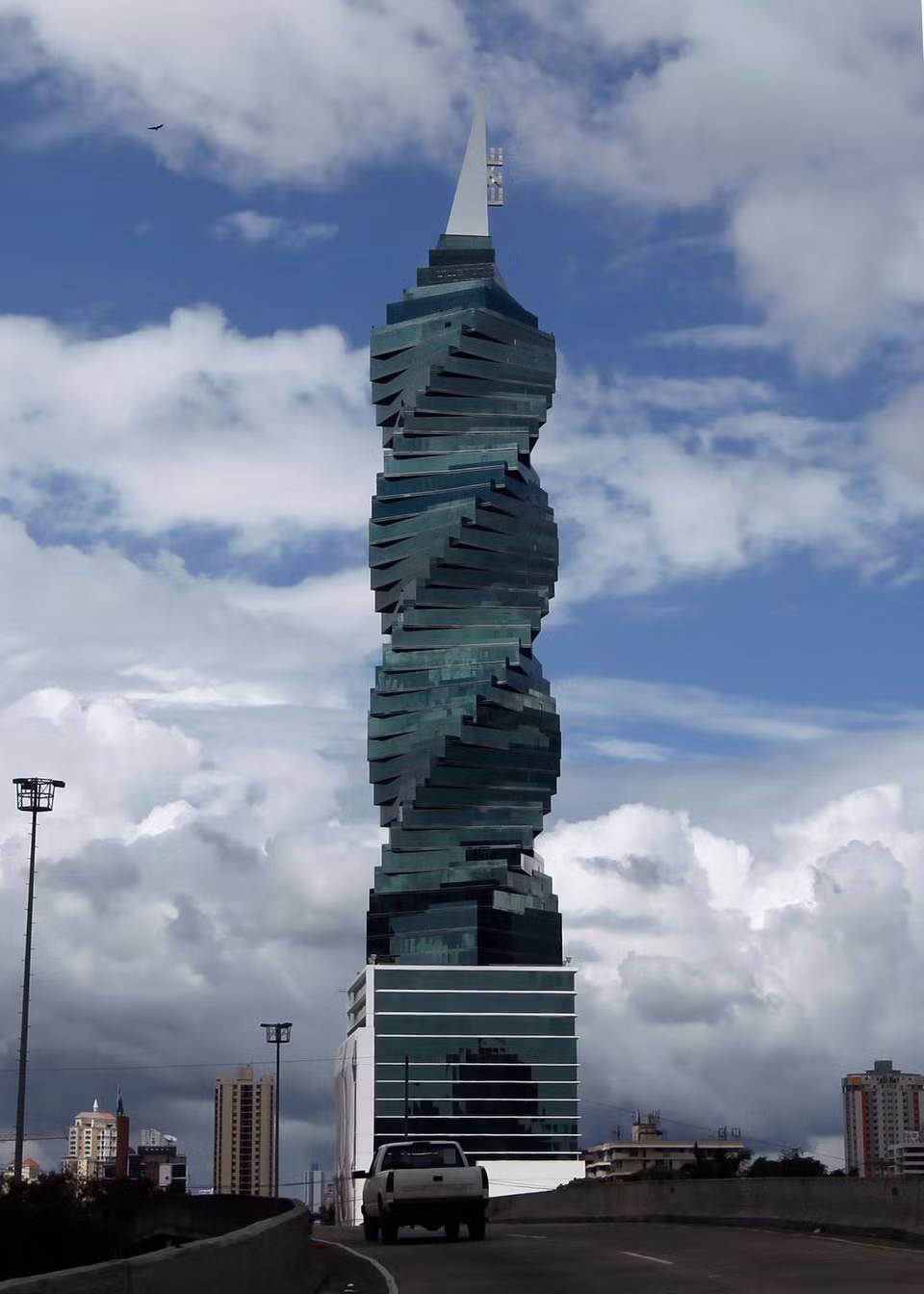 Tháp F&amp;F, Panama City được coi là công trình biểu tượng của bang Florida, bao gồm 53 tầng với chiều cao 236 m. Mỗi tầng đều có góc xoay 90 độ so với tầng dưới.