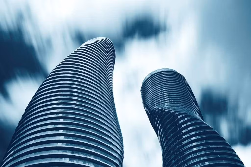 Tòa tháp đôi Absolute World (Ontario, Canada) gồm 2 tòa nhà riêng biệt, tòa D cao 175 m với 56 tầng, tòa E cao 157 m với 50 tầng.