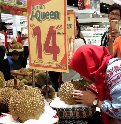 Ông cho biết đã tạo giống sầu riêng quý hiếm đặc biệt này bằng cách lai tạo hai giống sầu riêng ngon có sẵn trồng ở những vùng khác nhau trên đất Indonesia. Ảnh: Instagram.