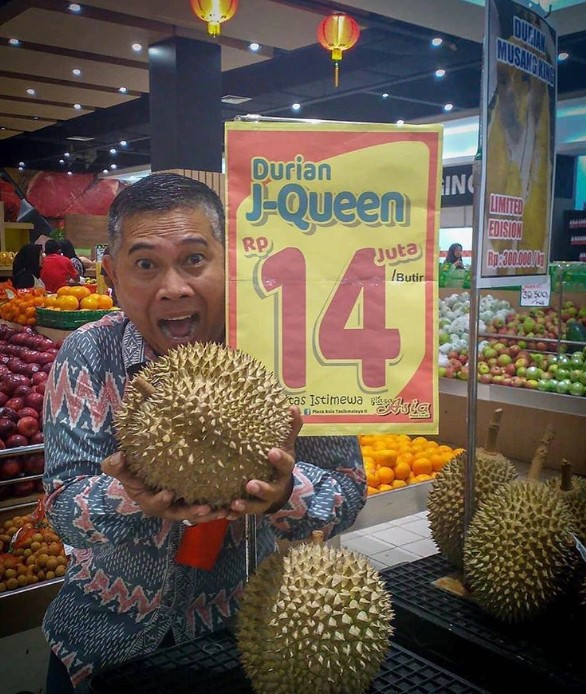 Cuối tuần trước, một siêu thị trong trung tâm thương mại Plaza Asia (Tasikmalaya, Tây Java, Indonesia) bày bán loại sầu riêng J-Queen (Nữ hoàng) với giá 992 USD/quả khiến nhiều khách giật mình. Ảnh: Solodelicious.