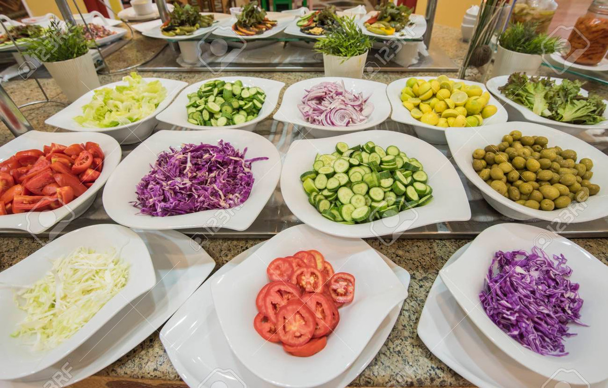 Một cách để có thể thưởng thức nhiều món là lấy mỗi món một ít. Bằng cách này, bạn có thể nhận biết được món nào phù hợp với sở thích của mình và không gây lãng phí thức ăn.